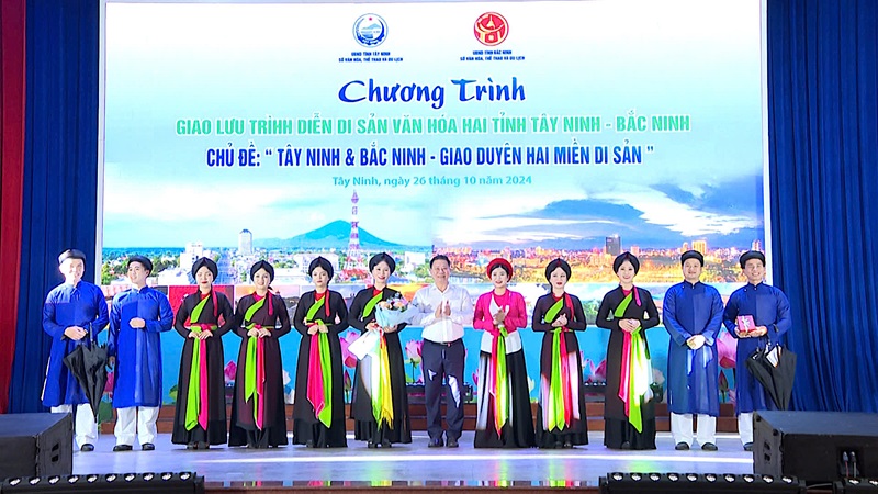 Chủ tịch UBND tỉnh Tây Ninh Nguyễn Thanh Ngọc tặng hoa chúc mừng các nghệ sĩ, diễn viên Nhà hát Dân ca Quan họ Bắc Ninh.