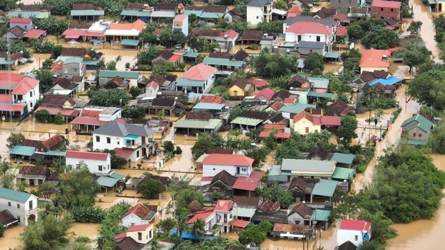 Nhiều ngôi nhà tại huyện Lệ Thủy bị ngập sâu trong nước.