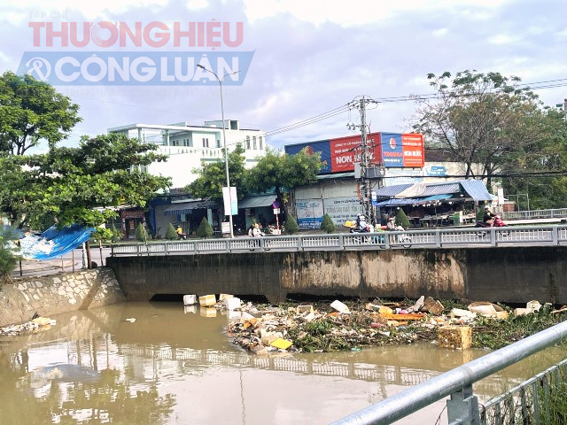 Mỗi trận mưa lớn đổ về nước ngang mặt đường, cống cản rác, nước không chảy được tại cầu Đa Cô, quận Liên Chiểu.