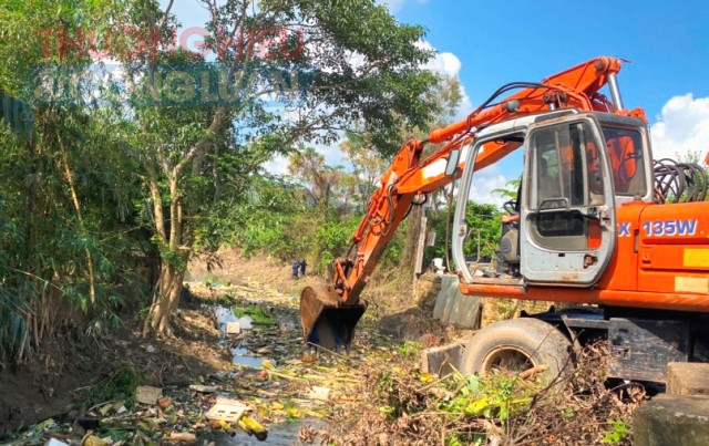 Hàng năm UBND quận Liên Chiểu huy động phương tiện cơ giới nạo vét, khơi thông tuyến kênh thoát nước để chống ngập úng cho khu vực đường Mẹ Suốt, trước khi mùa mưa lũ kéo về.