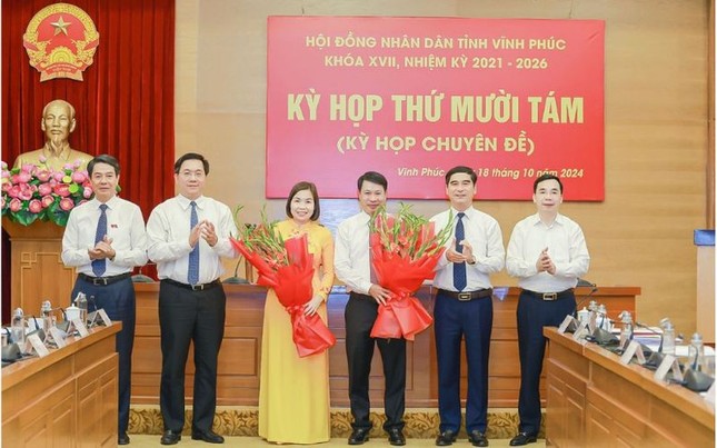 Các đồng chí lãnh đạo tỉnh Vĩnh Phúc tặng hoa chúc mừng đồng chí Nguyễn Khắc Hiếu và đồng chí Phùng Thị Kim Nga tại Kỳ họp thứ 18 của HĐND tỉnh, ngày 18-10-2024. Ảnh: Báo Vĩnh Phúc