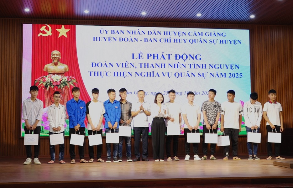 Lãnh đạo Ban Tuyên giáo Tỉnh đoàn và Chủ tịch UBND huyện Cẩm Giàng trao quà biểu dương những thanh niên viết đơn tình nguyện