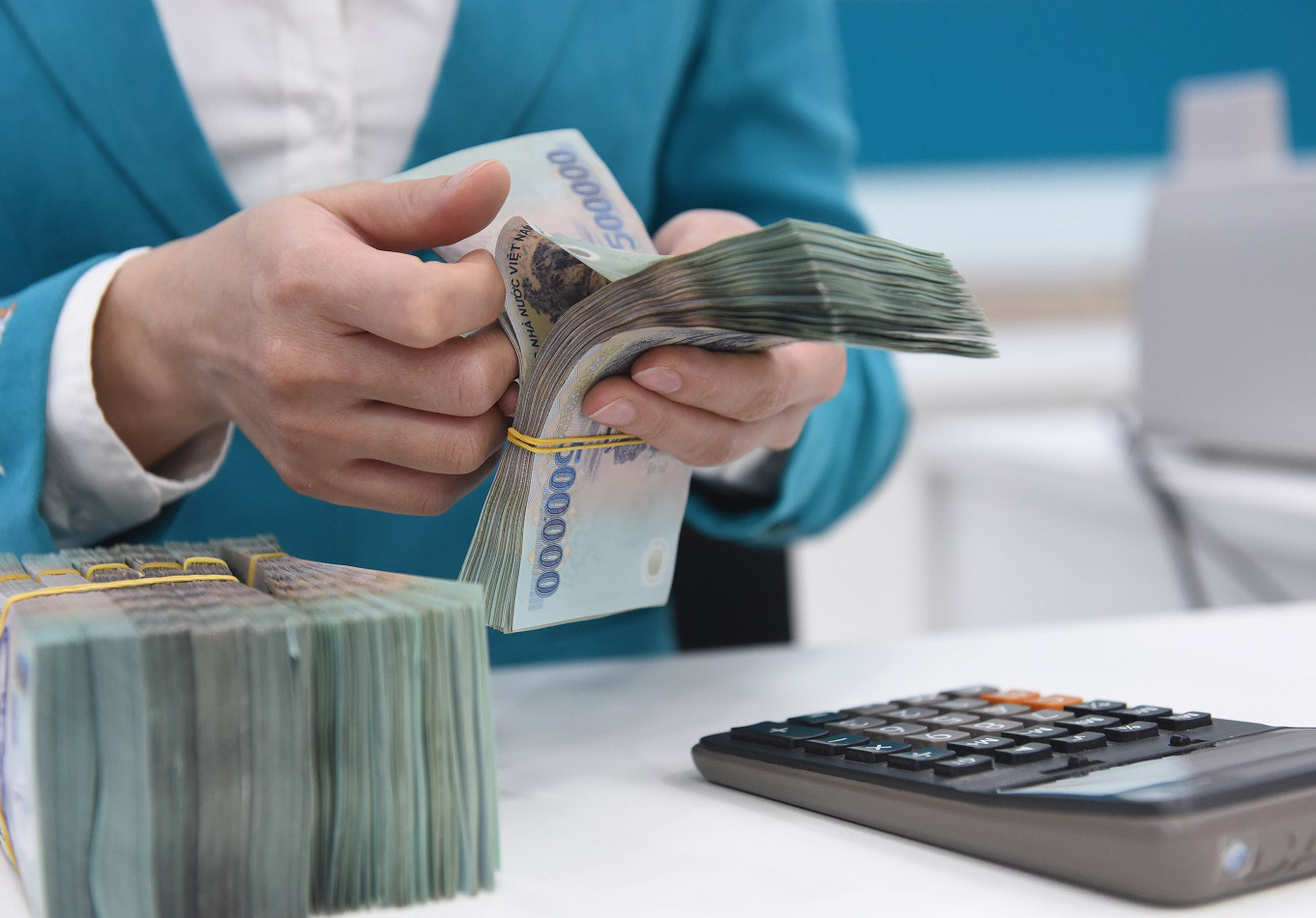 Lương gross là gì? Công ty có bắt buộc phải trả lương bằng tiền mặt cho người lao động?