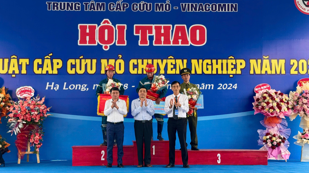 Ban tổ chức hội thao trao giải cho các đội đạt thành tích cao.