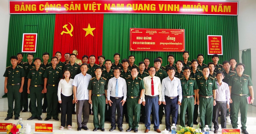 Các học viên chụp ảnh lưu niệm cùng Ban Tổ chức lớp học