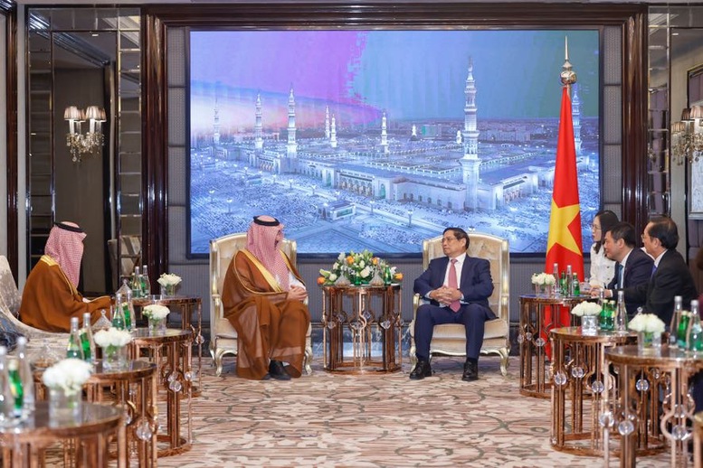 Giám đốc Điều hành Quỹ SFD Sultan Al-Marshad đánh giá cao tầm nhìn, chính sách phát triển của Chính phủ Việt Nam, mong muốn được tiếp tục tạo điều kiện để Quỹ hoạt động hiệu quả tại Việt Nam; khẳng định vinh dự được trở thành đối tác chiến lược của Việt Nam... - Ảnh: VGP/Nhật Bắc