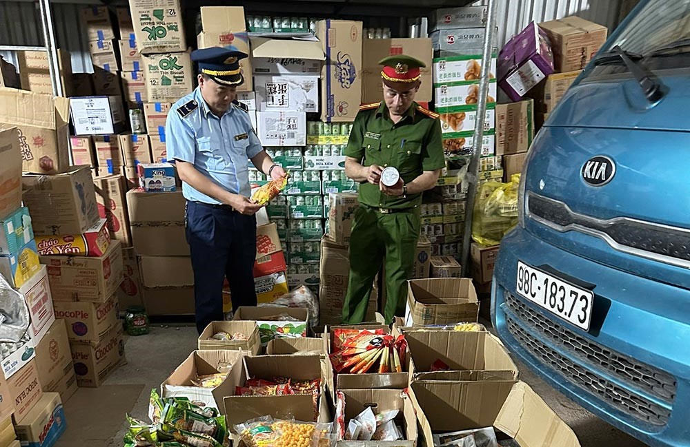 Lực lượng chức năng kiểm tra hộ kinh doanh Tạ Văn Tâm, ở thôn Chùa, xã Đồng Sơn (TP Bắc Giang) phát hiện có nhiều hàng hóa giả mạo tên, địa chỉ tổ chức, cá nhân sản xuất và hàng nhập lậu.