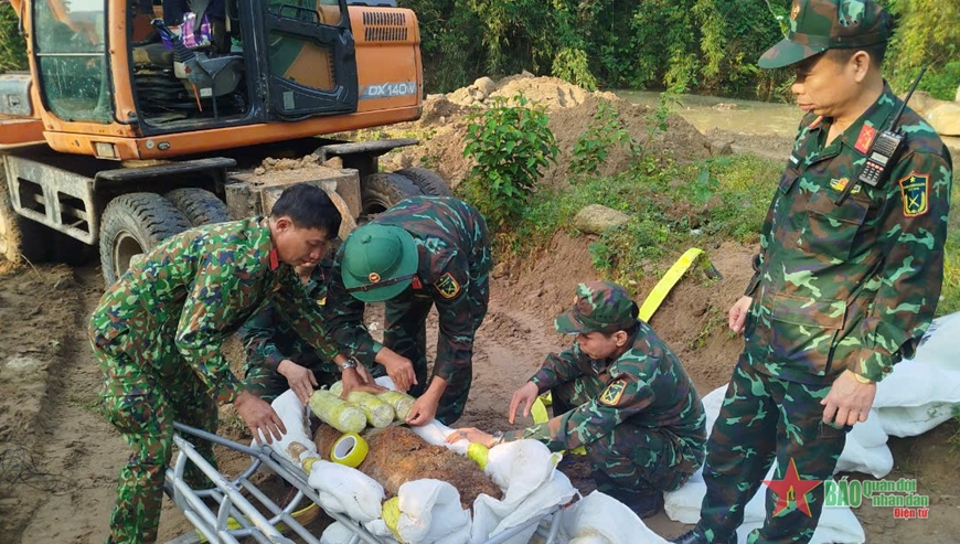 Lực lượng công binh gói buộc lượng nổ để kích nổ.