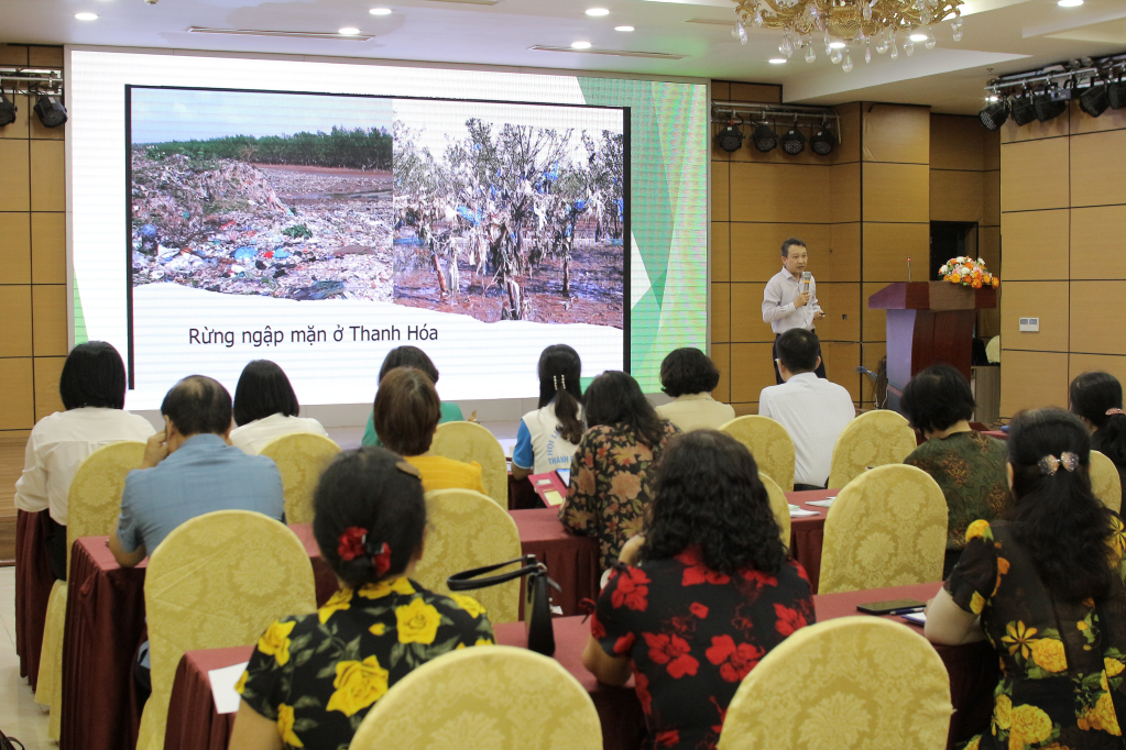 Ông Cao Minh Tuấn, Phó Giám đốc Trung tâm Truyền thông tài nguyên và môi trường, trình bày chuyên đề tại hội nghị.