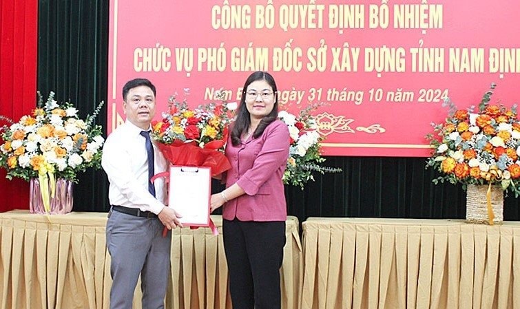 Phó Chủ tịch UBND tỉnh Nam Định Hà Lan Anh trao quyết định bổ nhiệm tới ông Nguyễn Đình Khánh. Ảnh: DH