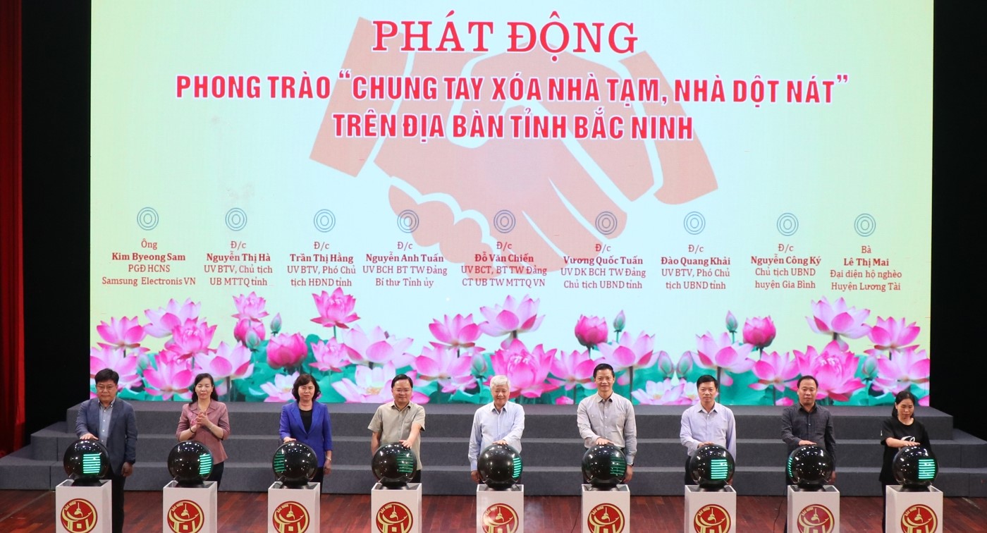 Các đồng chí lãnh đạo Uỷ ban Trung ương MTTQ Việt Nam, tỉnh Bắc Ninh, doanh nghiệp và người dân nhấn nút phát động phong trào “Chung tay xoá nhà tạm, nhà dột nát”.