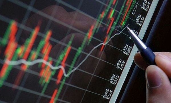 VN-Index hôm nay: Nhà đầu tư nên duy trì tỷ trọng với cổ phiếu riêng lẻ của nhóm ngân hàng, bất động sản