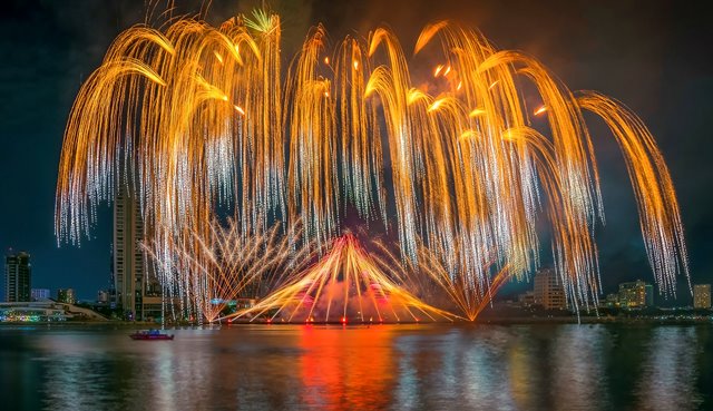 Đà Nẵng bắn pháo hoa mừng 50 năm ngày Giải phóng thành phố