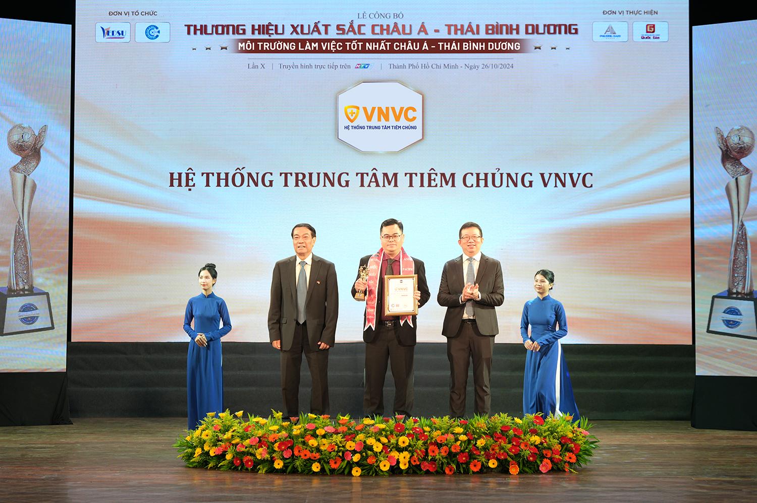 Đại diện VNVC nhận giải thưởng“Top 10 Thương hiệu xuất sắc - Sản phẩm dịch vụ chất lượng - Môi trường làm việc tốt nhất Châu Á, Thái Bình Dương 2024”. Ảnh: Bá Đạt