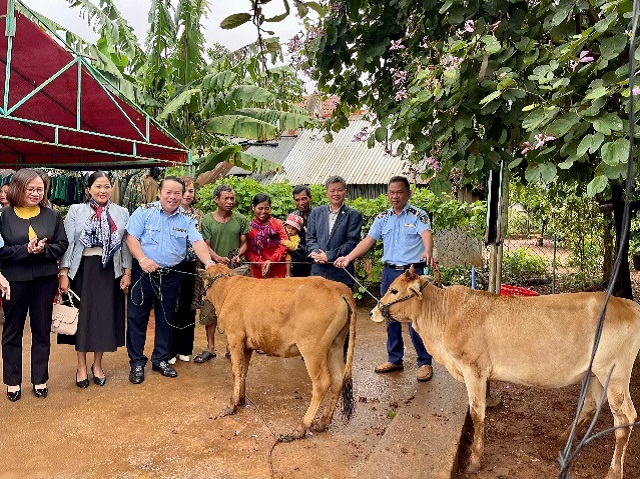 Lãnh đạo Cục QLTT tỉnh Gia Lai trao mô hình sinh kế cho gia đình ông Oăn. Ảnh: Th. Hằng.