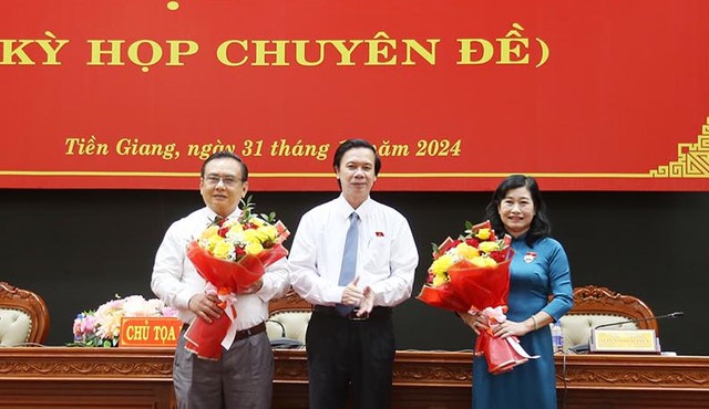 Đồng chí Nguyễn Văn Danh, Bí thư Tỉnh ủy Tiền Giang chúc mừng đồng chí Võ Văn Bình hoàn thành nhiệm vụ và chúc mừng đồng chí Châu Thị Mỹ Phương nhận nhiệm vụ mới.