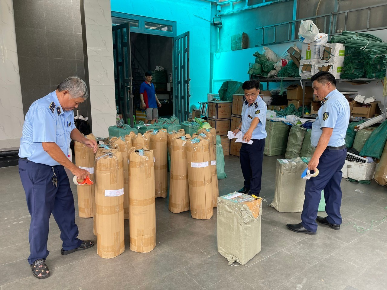 Liên tiếp kiểm tra, thu giữ hàng hóa không rõ nguồn gốc, xuất xứ chào bán trên mạng xã hội