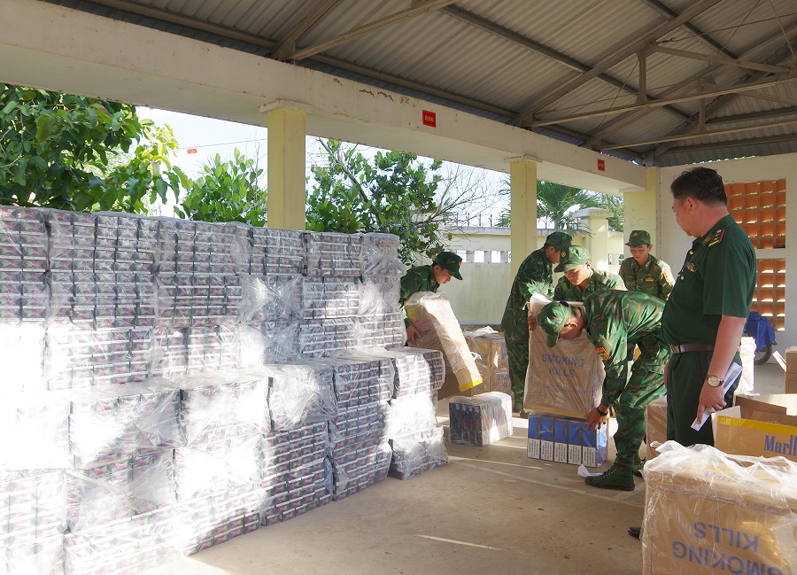 Lực lượng Bộ đội Biên phòng tỉnh kiểm đếm tang vật là thuốc lá ngoại nhập lậu thu giữ được