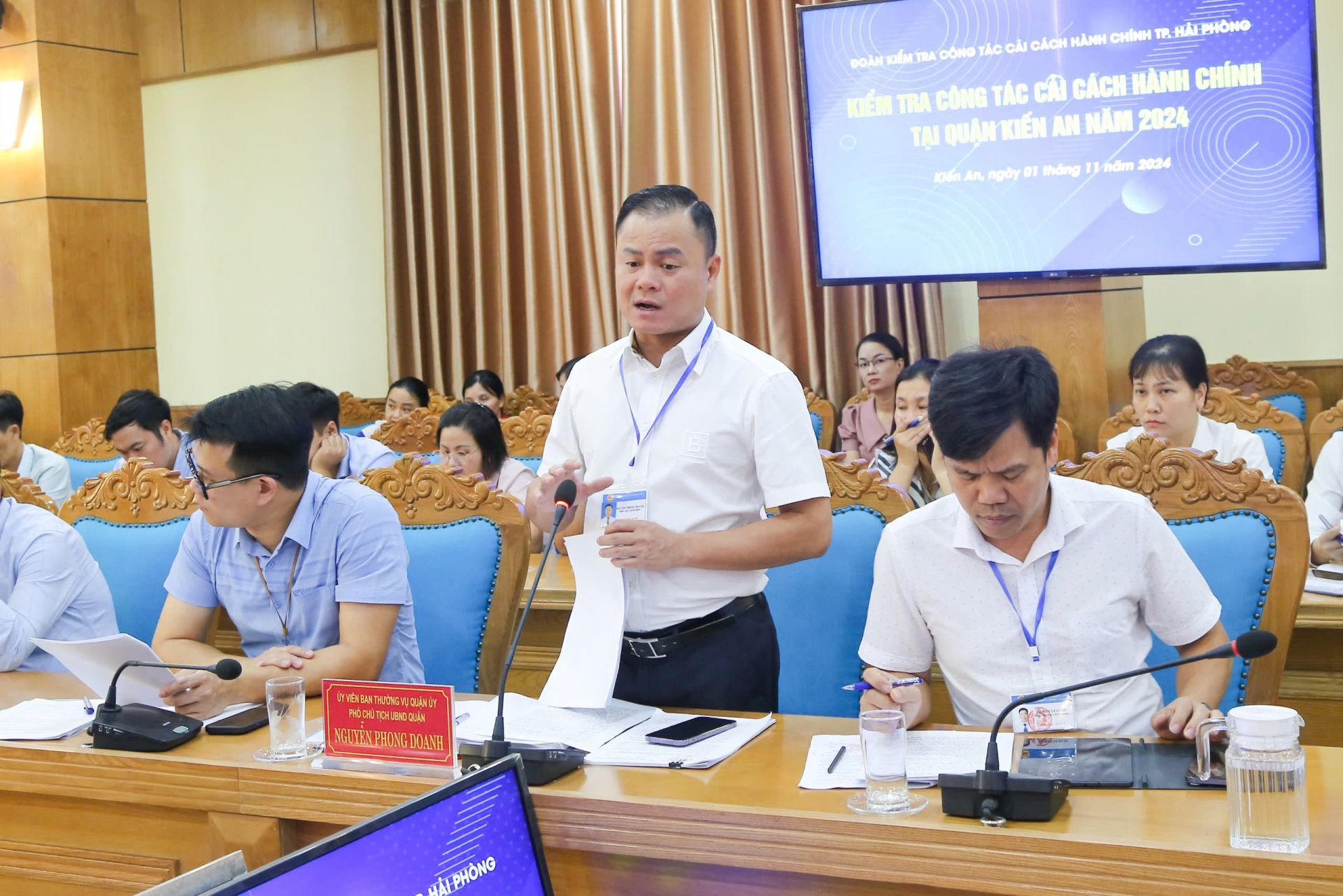 Phó Chủ tịch Thường trực UBND quận Kiến An Nguyễn Phong Doanh báo cáo tại cuộc kiểm tra.