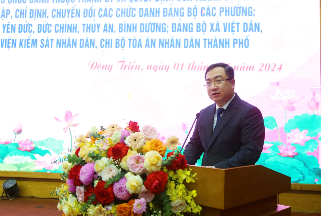 Ông Đặng Xuân Phương, Phó Bí thư Tỉnh ủy, Trưởng Đoàn ĐBQH tỉnh Quảng Ninh phát biểu tại hội nghị.