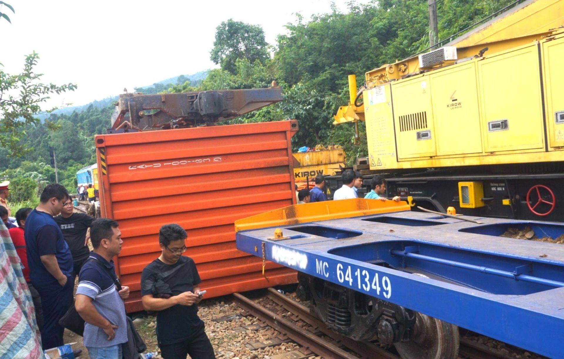 Hiện trường tàu trật bánh, lật toa trên đèo Hải Vân.