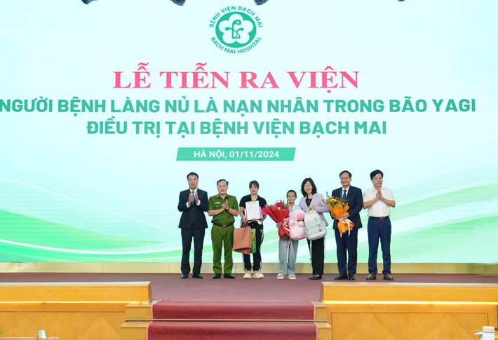 Bộ trưởng Đào Hồng Lan, Giám đốc Đào Xuân Cơ và các Lãnh đạo chúc mừng bệnh nhi Thảo Ngọc và gia đình trong ngày được xuất viện (Ảnh: BVCC)