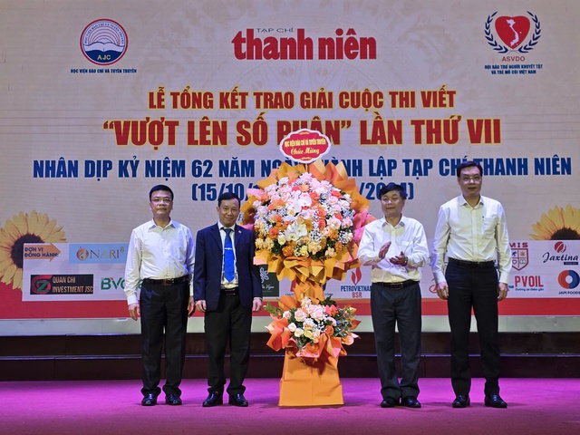 Đồng chí Phạm Minh Sơn, Phó Bí thư Đảng ủy, Giám đốc Học viện Báo chí và Tuyên truyền và đồng chí Trần Thanh Giang, Phó chủ tịch Hội đồng trường, Phó giám đốc Học viện Báo chí và Tuyên truyền tặng hoa chúc mừng 62 năm thành lập Tạp chí Thanh niên