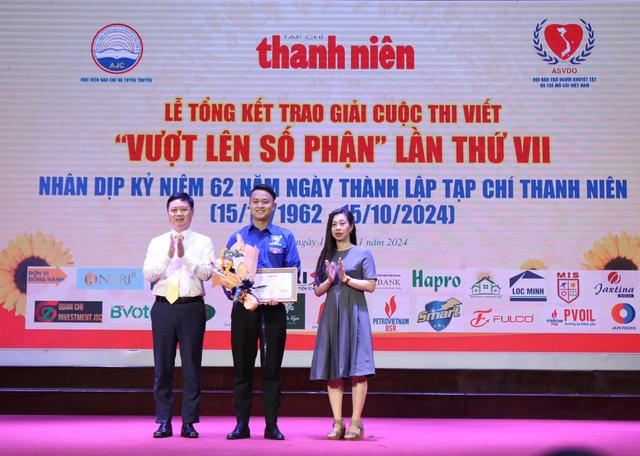 Đồng chí Lê Huy Nam, Vụ trưởng Vụ Giáo dục (Ban Tuyên giáo Trung ương) và đồng chí Phạm Hương Ngát, Phó trưởng ban đối ngoại - Tuyên truyền Hội bảo trợ người khuyết tật và trẻ mồ côi Việt Nam trao giải thưởng Tác động tới cộng đồng tới tác giả Phạm Đức Tuyên