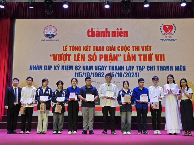 Trao tặng học bổng cho sinh viên vượt khó học giỏi tại chương trình