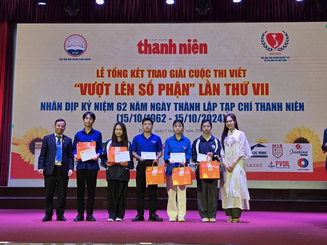 Trao tặng học bổng cho sinh viên vượt khó học giỏi tại chương trình