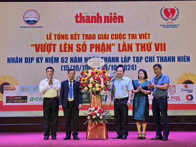 Đại diện CLB Tổng biên tập các báo, tạp chí chúc mừng 62 năm thành lập Tạp chí Thanh niên