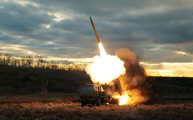 Hệ thống pháo phản lực HIMARS của Ukraine khai hỏa. Ảnh: Global Images Ukraine