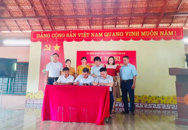 Đại diện các thôn ký cam kết tại Hội nghị sơ kết 03 năm mô hình “Nói không với tảo hôn, hôn nhân cận huyết thống”