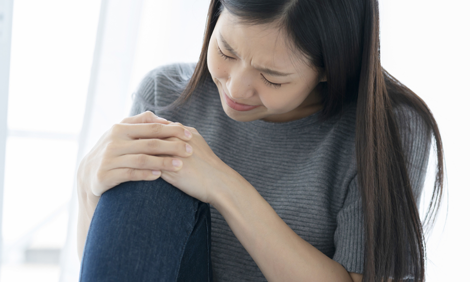 C&aacute;c khớp đau đớn, sưng tấy v&agrave; n&oacute;ng đỏ ở b&ecirc;n ngo&agrave;i