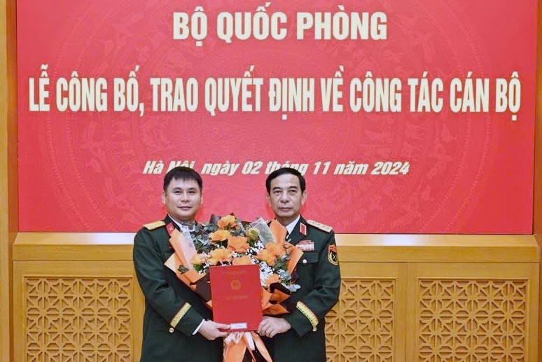 Đại tướng Phan Văn Giang, Ủy viên Bộ Chính trị, Phó bí thư Quân ủy Trung ương, Bộ trưởng Bộ Quốc phòng trao quyết định cho Thượng tá Cao Anh Sơn.