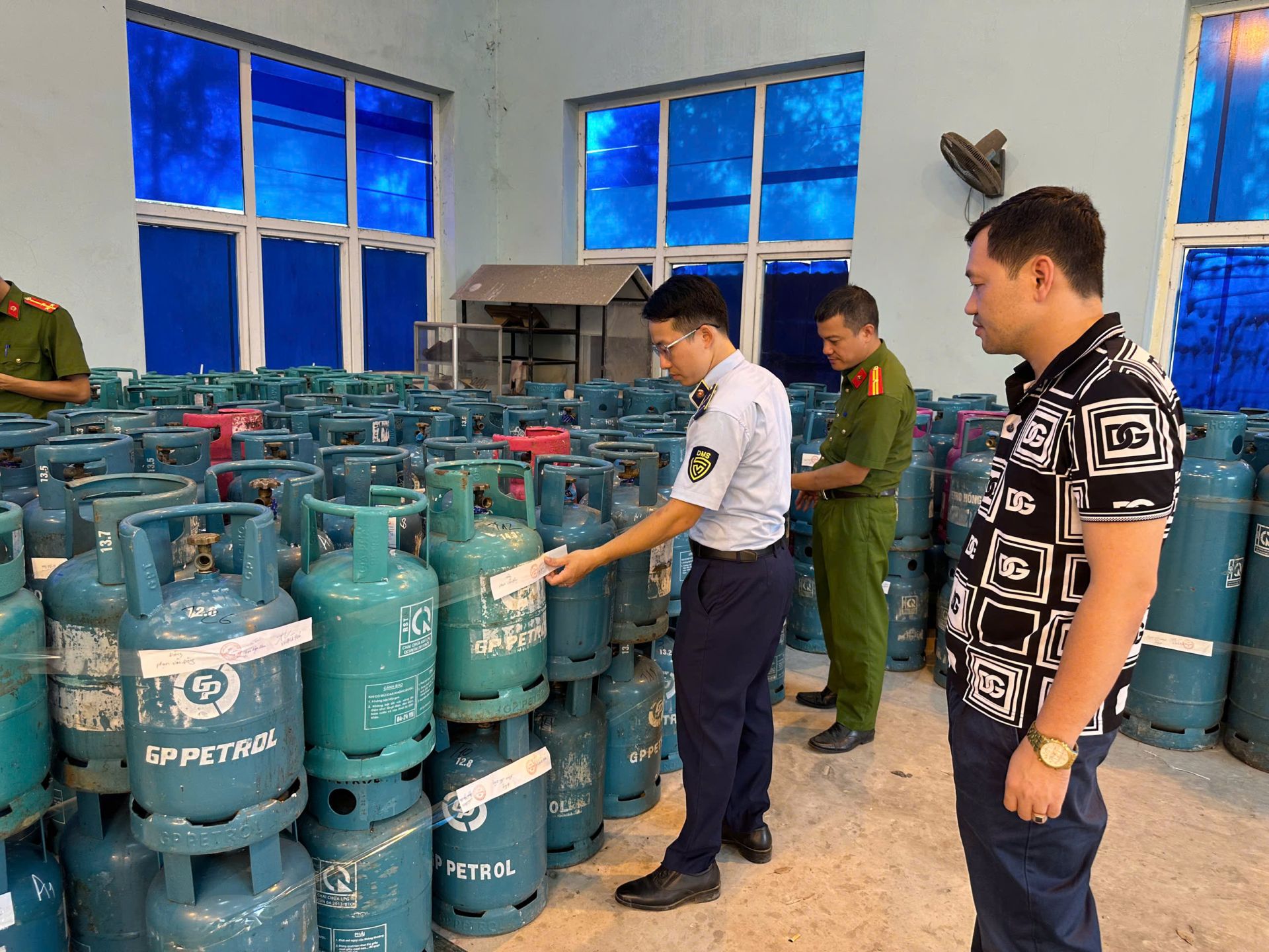 Lực lượng quản lý thị trường Bắc Ninh phối hợp kiểm tra lô khí gas vi phạm