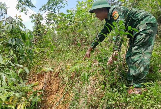 Xuất hiện vết nứt lớn trên núi ở bản Tân Ly, xã Lâm Thủy khiến người dân và chính quyền địa phương hết sức lo lắng.