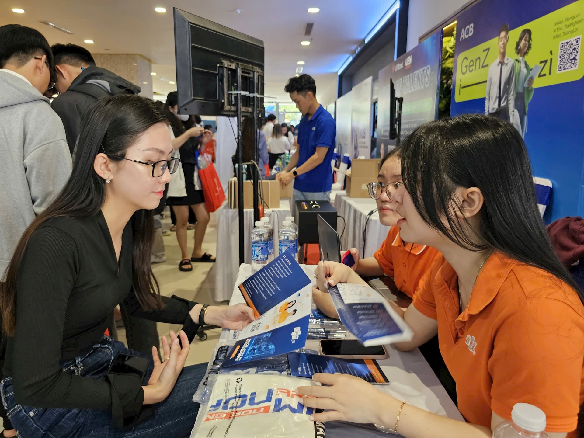 Sinh viên tìm hiểu thông tin việc làm tại gian hàng tuyển dụng của Ngân hàng ACB (Ảnh: Công Chương)