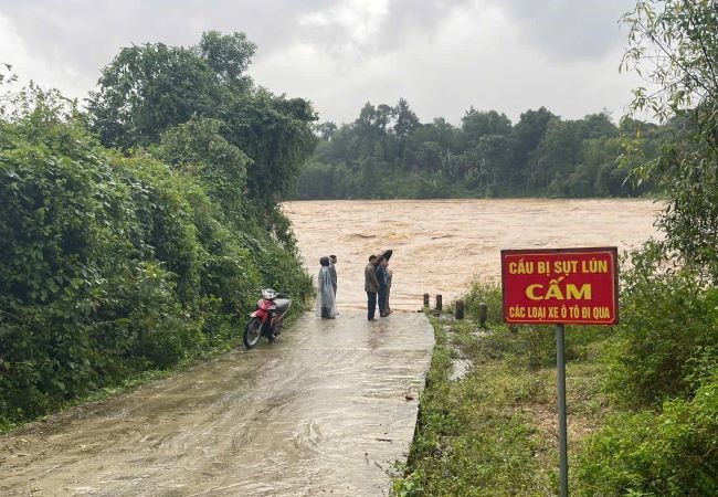 Mưa lớn kéo dài cùng với nước từ thượng nguồn đổ về gây ngập và chia cắt nhiều địa bàn.