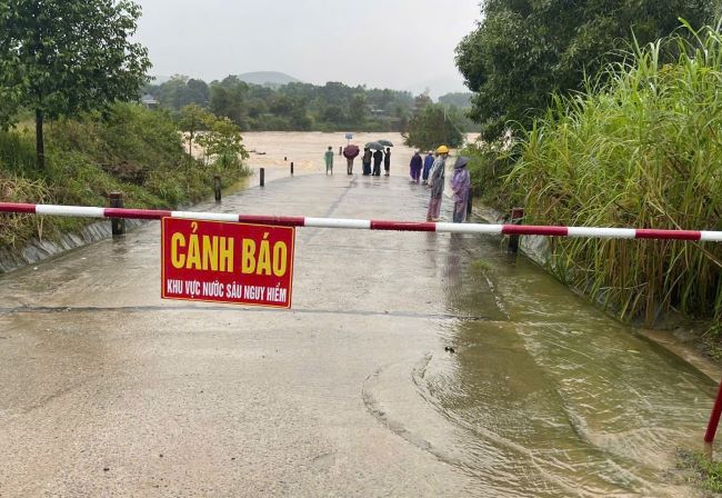 Các địa phương cắt cử lực lượng lập rào chắn không cho người dân qua khu vực nguy hiểm.