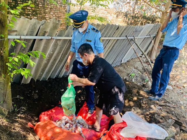 Tiến hành tiêu hủy lô hàng hóa vi phạm.