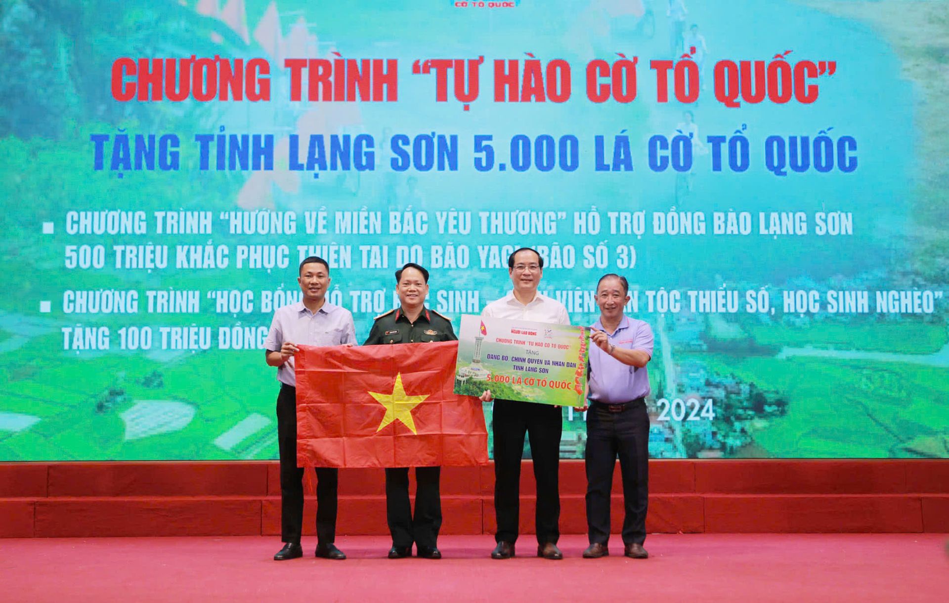 Đại diện Báo Người Lao động trao biểu trưng 5.000 lá cờ Tổ Quốc cho lãnh đạo UBND tỉnh Lạng Sơn và lãnh đạo Bộ Chỉ huy quân sự tỉnh Lạng Sơn