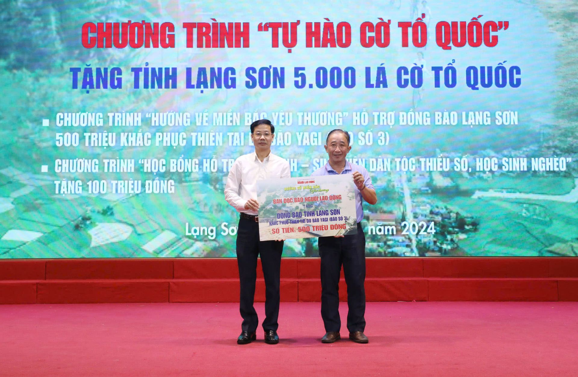 Đại diện lãnh đạo Báo Người Lao động trao biểu trưng hỗ trợ, ủng hộ đồng bào tỉnh Lạng Sơn bị ảnh hưởng do bão số 3 cho lãnh đạo Ủy ban MTTQ tỉnh Lạng Sơn