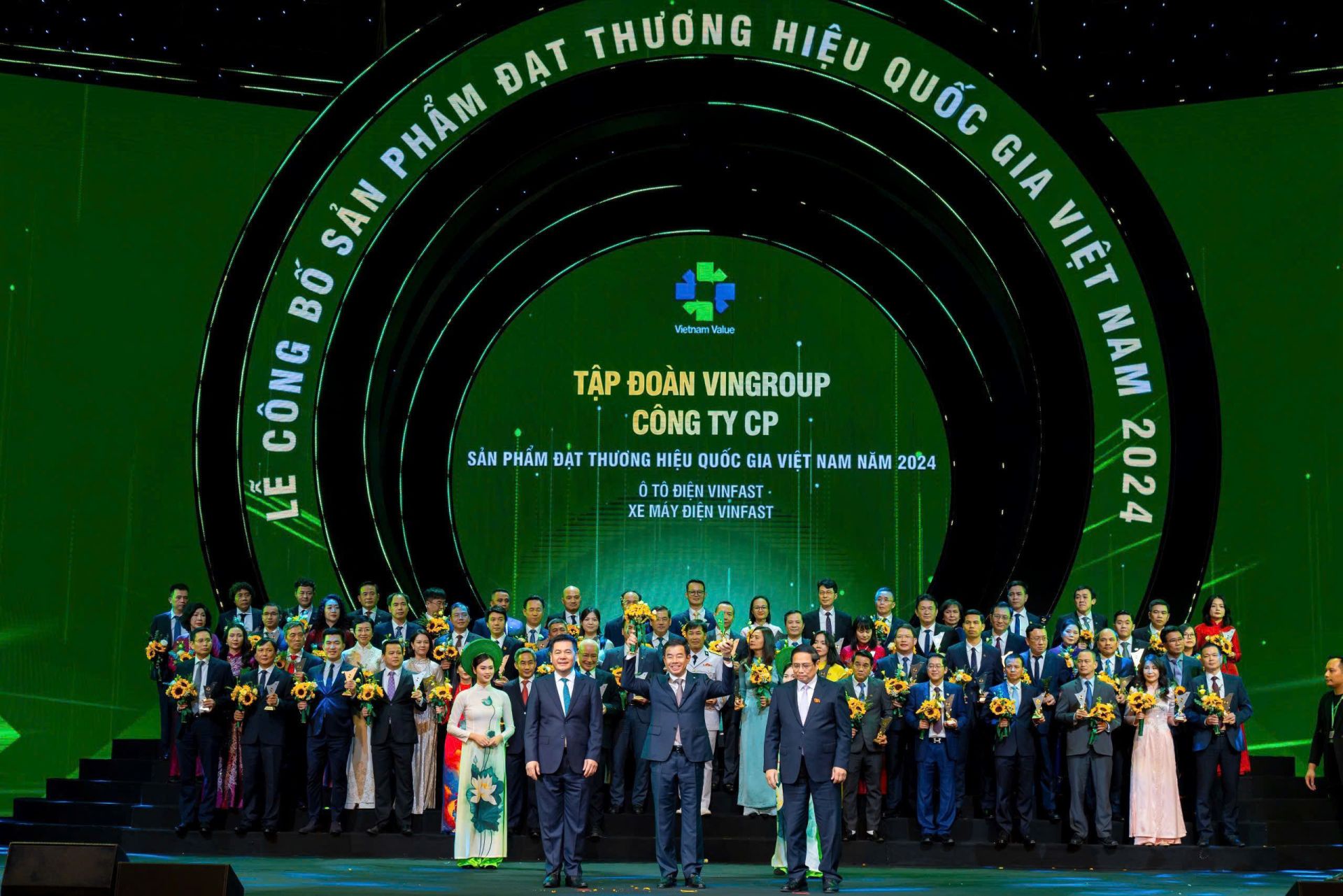 Tập đoàn Vingroup được vinh danh là Thương hiệu Quốc gia Việt Nam 2024 với sản phẩm là ô tô điện và xe máy điện VinFast Ảnh: BTC cung cấp