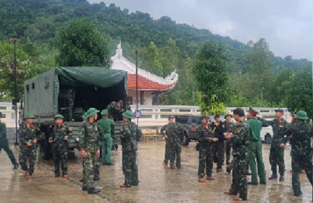 Lực lượng quân đội tập trung tại địa bàn huyện Tây Sơn, tỉnh Bình Định để triển khai phương án tìm kiếm 2 phi công mất tích - Ảnh: L.T