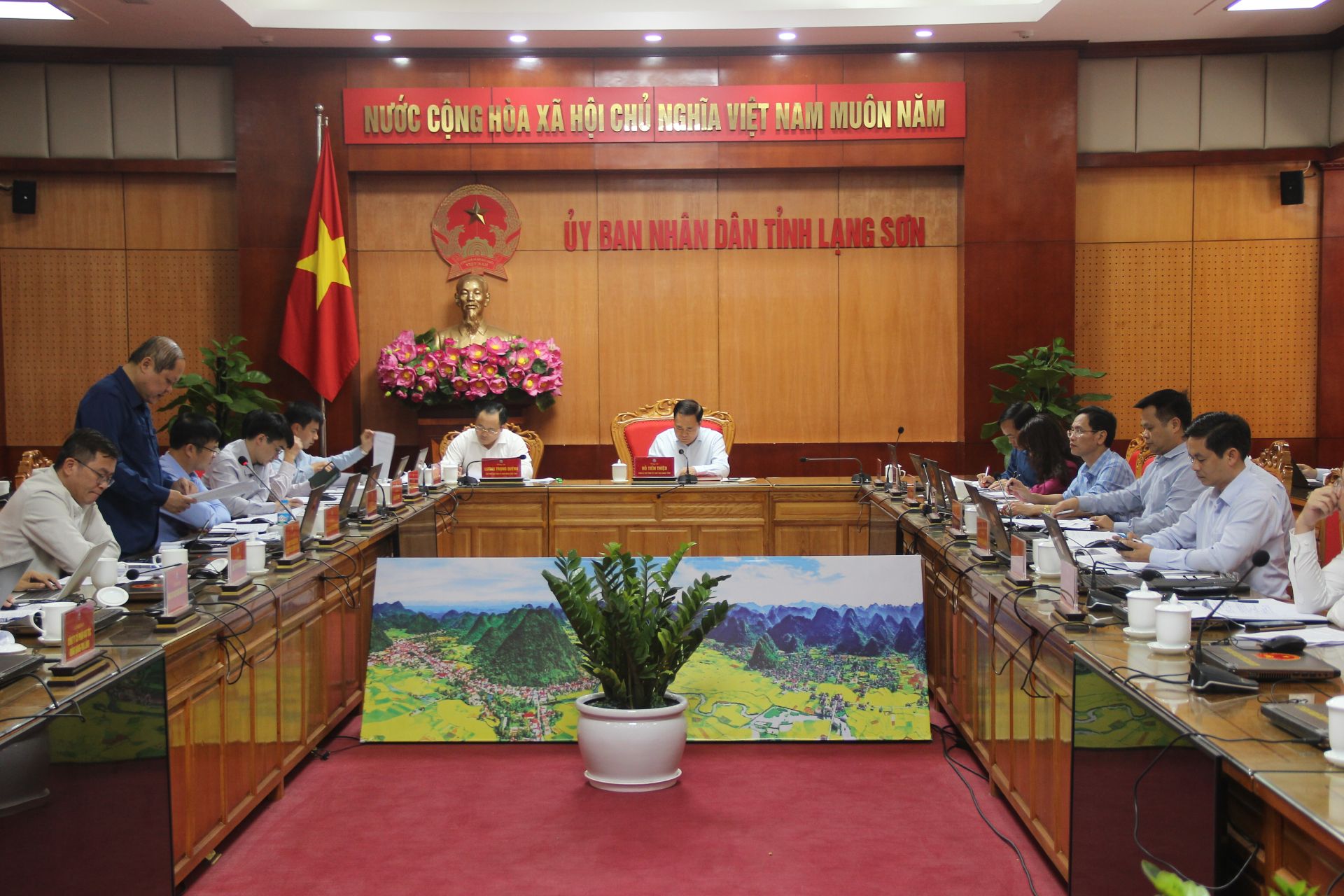 Quang cảnh cuộc họp