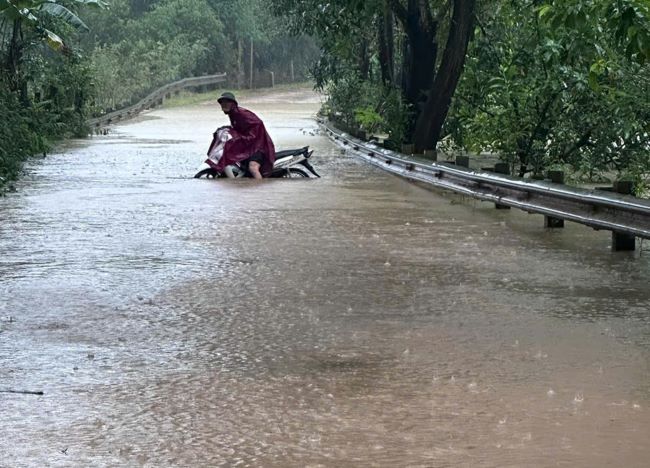 Nhiều tuyến đường bị ngập gây khó khăn cho việc đi lại của người dân.