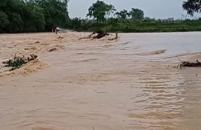 Một số cầu tràn ở huyện Hương Khê đang bị ngập nước chảy xiết rất nguy hiểm.