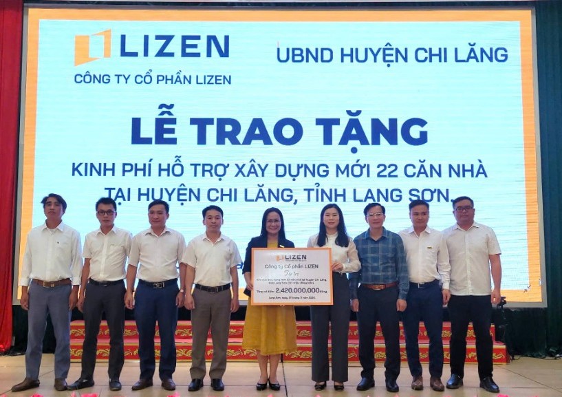 Lãnh đạo Công ty Cổ phần Lizen trao biển hỗ trợ kinh phí xóa nhà tạm, nhà dột nát cho lãnh đạo huyện Chi Lăng, tỉnh Lạng Sơn