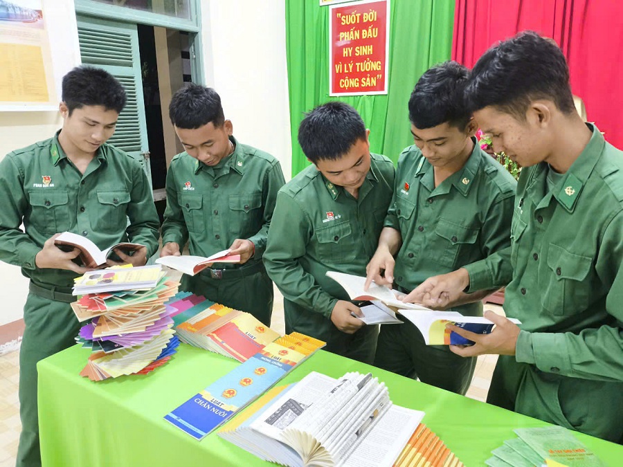 - Cán bộ, chiến sĩ Đồn Biên phòng Lạc Quới tích cực hưởng ứng Ngày Pháp luật.